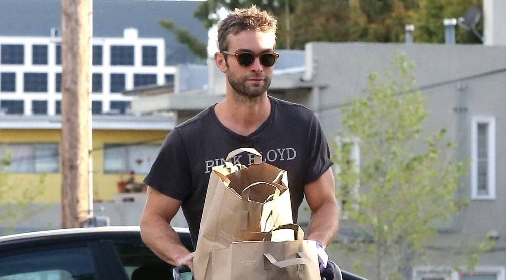 Chace Crawford Protects Himself with Latex Gloves at the Grocery Store - www.justjared.com - Los Angeles