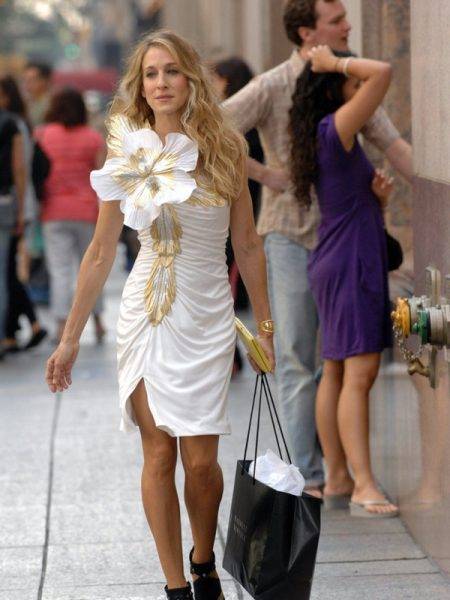 Our Top 15 Iconic Carrie Bradshaw Fashion Moments - www.peoplemagazine.co.za