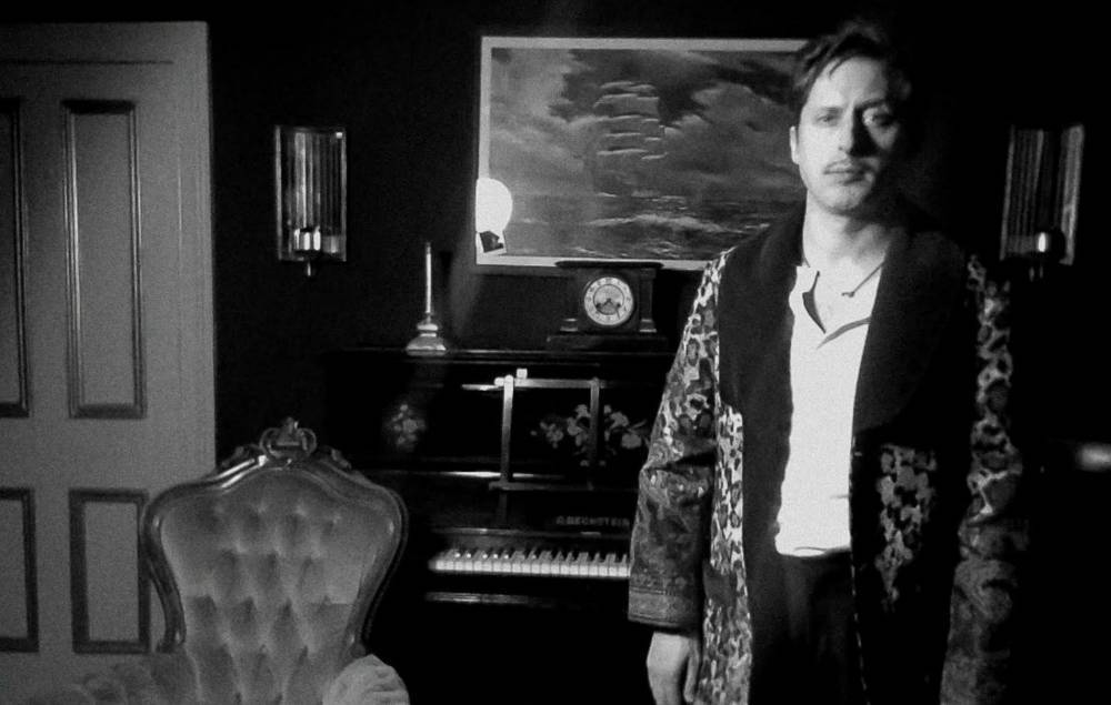 Watch The Libertines’ Carl Barat read ‘20,000 Leagues Under The Sea’ in new storytelling series - www.nme.com