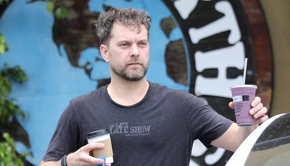Joshua Jackson Picks Up a Smoothie After Working Up a Sweat - www.justjared.com