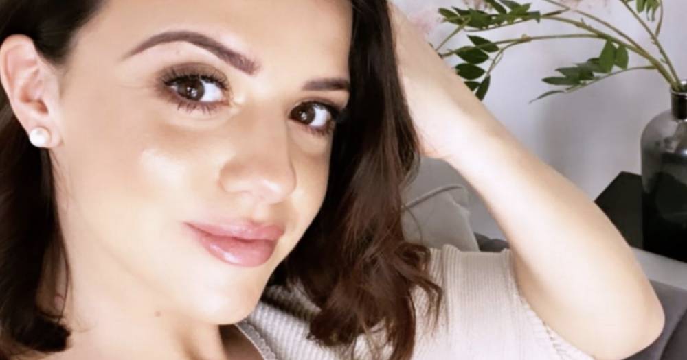 Lucy Mecklenburgh shares candid snap of herself pumping breast milk at 4am for newborn son Roman - www.ok.co.uk