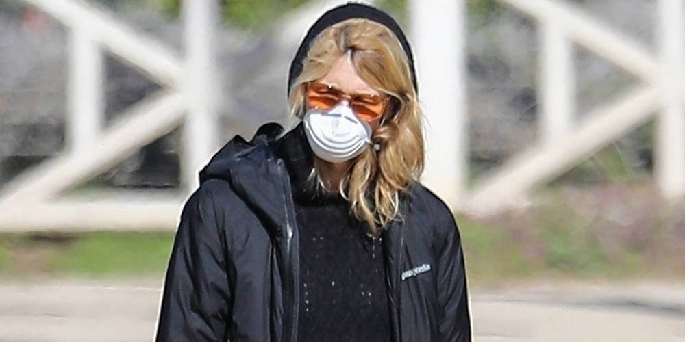 Laura Dern Takes Extra Precautions With a Mask & Gloves While Walking Her Dog with Mom Diane Ladd - www.justjared.com - Los Angeles