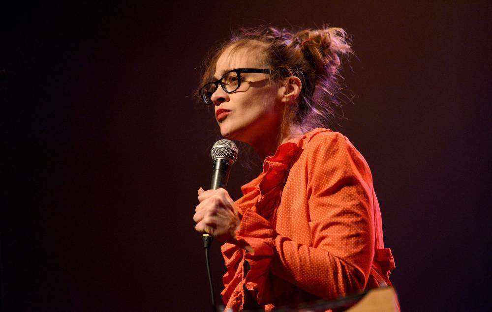 Fiona Apple says artists should accept all sync requests and donate money to charity during coronavirus pandemic - www.nme.com