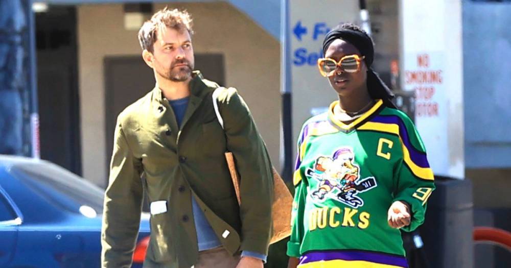 Joshua Jackson Kisses Pregnant Wife Jodie Turner-Smith as She Shares Posts About Giving Birth Alone - www.usmagazine.com - New York