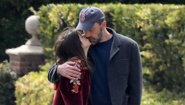 Ben Affleck, 47 New GF Ana De Armas, 31, Pack On PDA With Kiss On Romantic Walk — Pics - hollywoodlife.com - Los Angeles - Boston