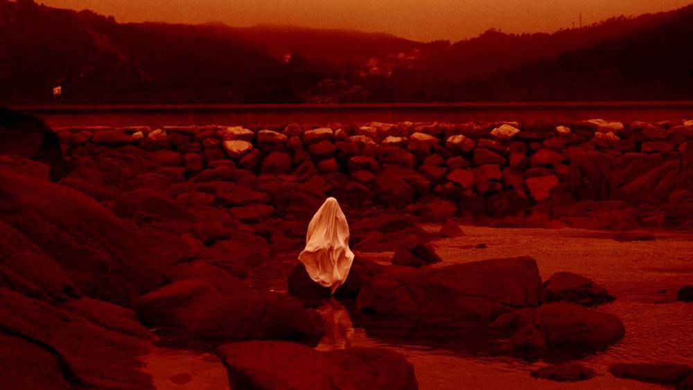 'Red Moon Tide' ('Lua vermella'): Film Review | Berlin 2020 - www.hollywoodreporter.com - Berlin