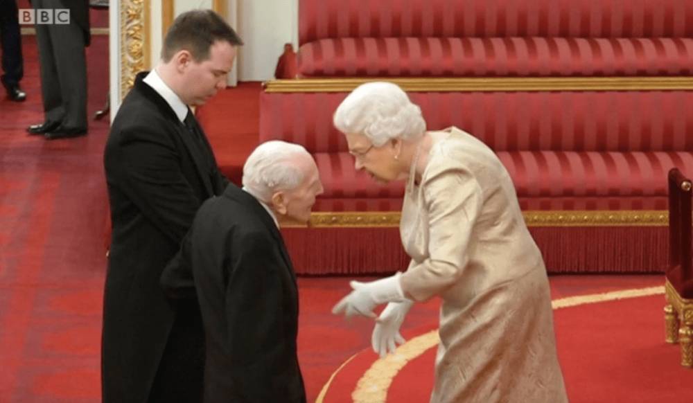 The Queen Wears Gloves While Handing Out Honours At Investiture Amid Coronavirus Outbreak - etcanada.com