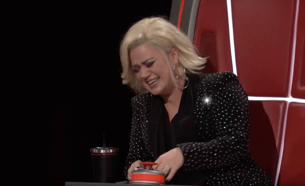 Kelly Clarkson Has Laughing Fit Over ‘Happy Birthday’ Performance On ‘The Voice’ - etcanada.com