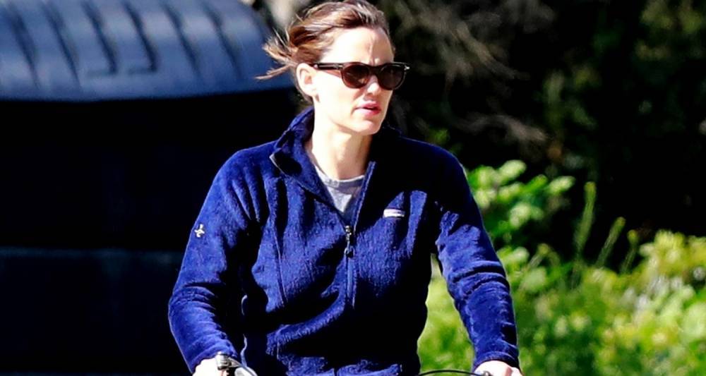 Jennifer Garner Heads Out On Solo Bike Ride! - www.justjared.com - county Pacific