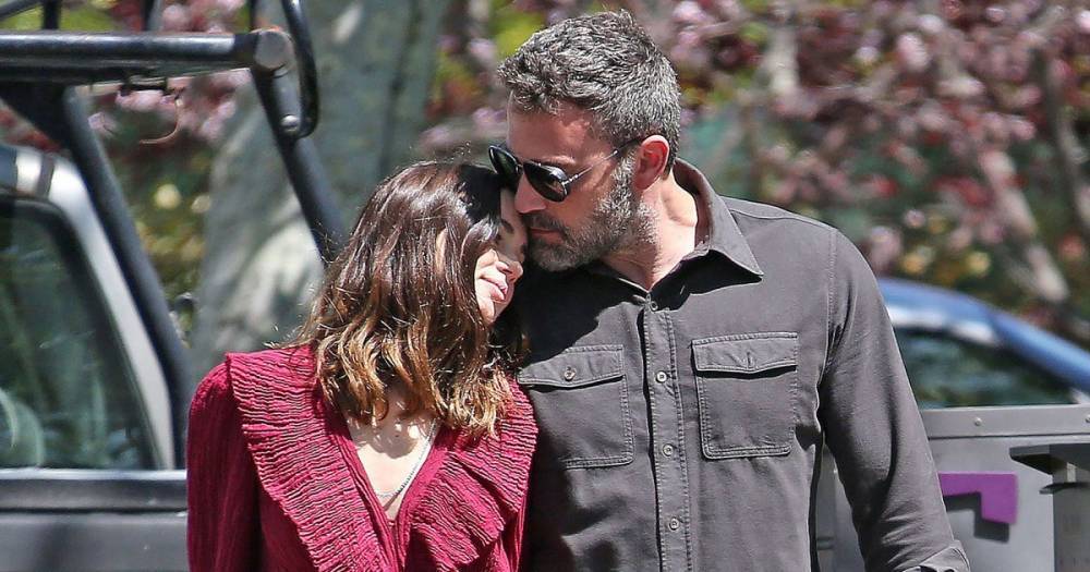 Ben Affleck and Girlfriend Ana de Armas Kiss While Walking Dogs Together in Los Angeles - www.usmagazine.com - Los Angeles - Los Angeles