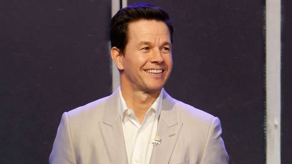 Mark Wahlberg Gets Makeup and Nails Done by His Daughter in Hilarious Home Quarantine Videos - www.etonline.com