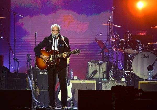 Van Morrison joins Eric Clapton on stage at cancer fundraiser - www.breakingnews.ie - Britain - Italy - county Young