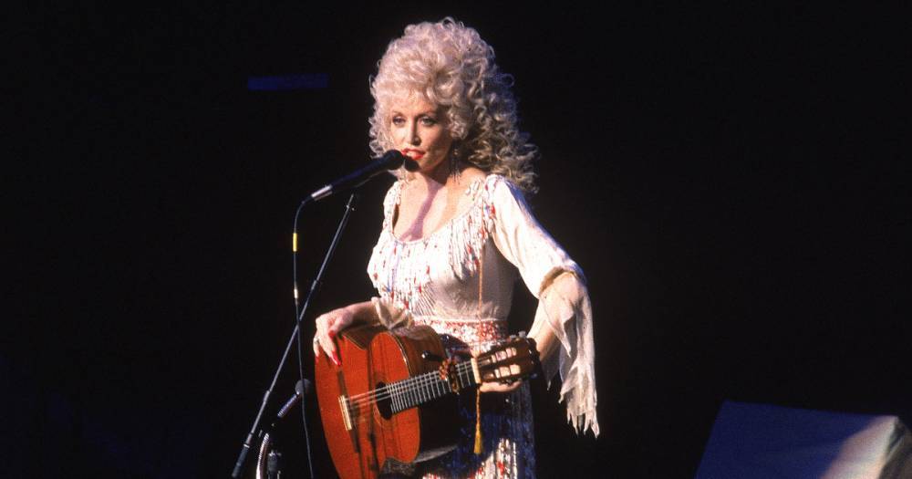 Dolly Parton Jokes 'I Know I Look Artificial but I'm Totally Real Inside' in New Documentary - flipboard.com