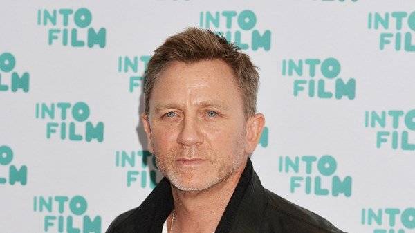 Daniel Craig makes violent entrance in teaser for SNL hosting gig - www.breakingnews.ie