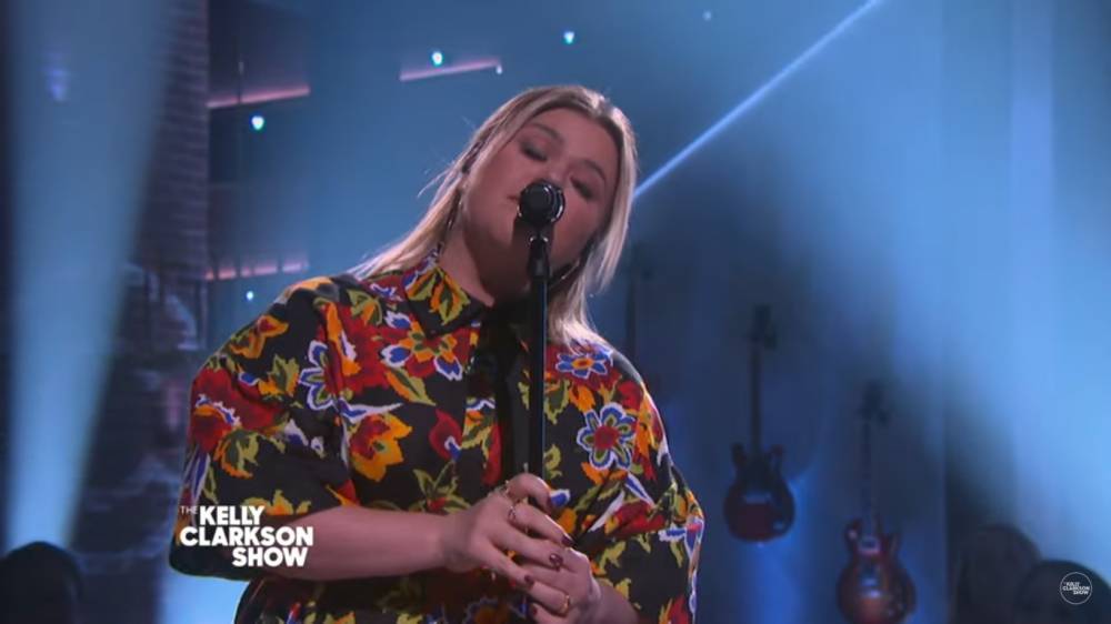 Kelly Clarkson Belts Out Stunning Cover Of SHAED’s ‘Trampoline’ - etcanada.com