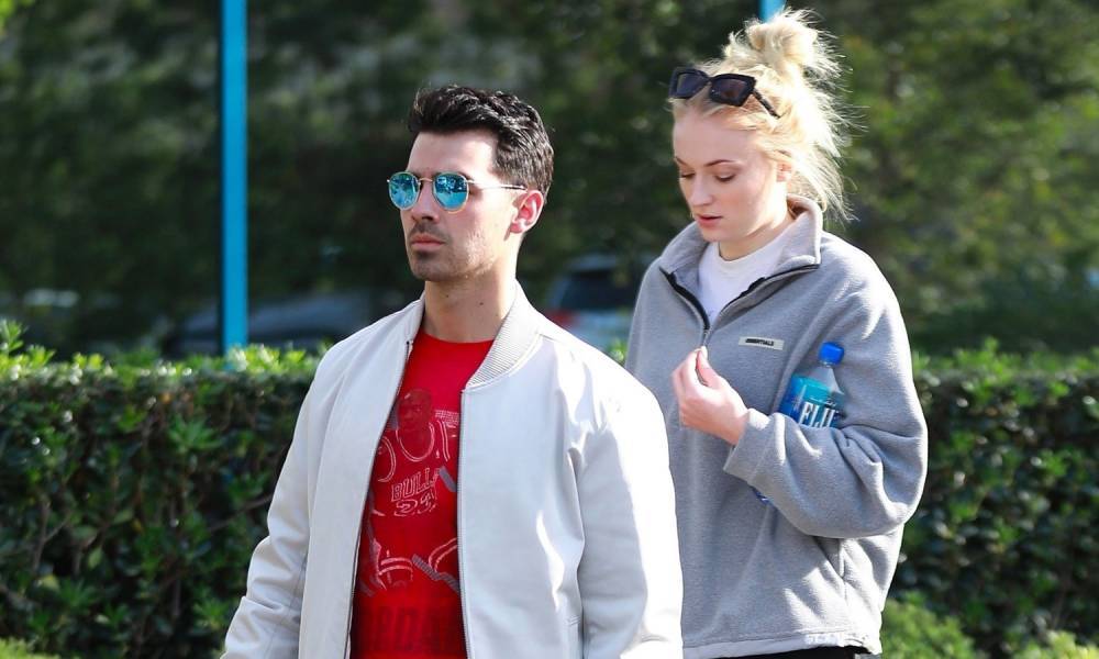 Sophie Turner Steps Out in Sweats During Casual Outing with Joe Jonas - www.justjared.com - Los Angeles
