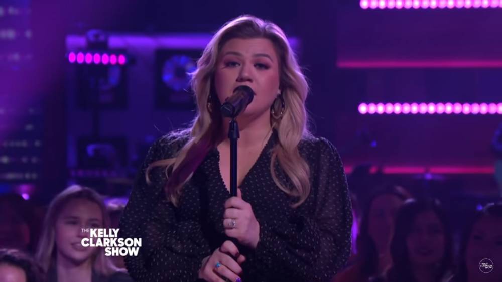 Kelly Clarkson Sings Incredible Aretha Franklin Cover To Celebrate International Women’s Day - etcanada.com