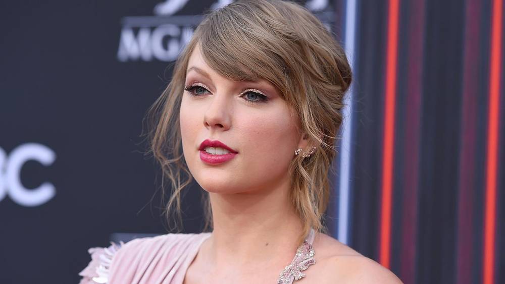 Taylor Swift shows fans how she transformed into 'The Man' for music video - www.foxnews.com