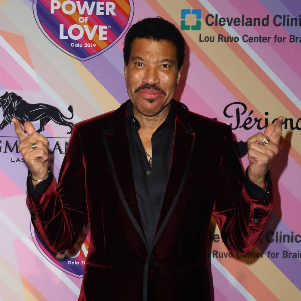 Lionel Richie travels with a tuberose-scented candle - www.peoplemagazine.co.za