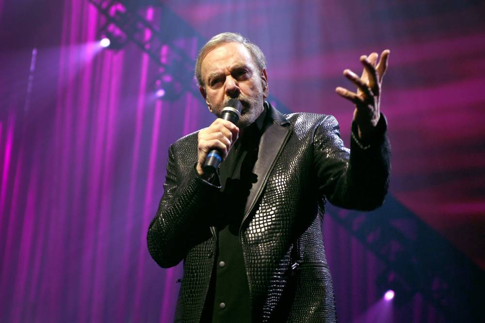 Neil Diamond Returns To The Stage To Belt Out Hits At Las Vegas Charity Gala Two Years After Announcing Retirement - etcanada.com - Las Vegas