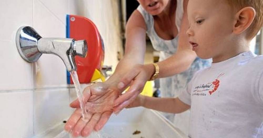 Teacher's coronavirus hand washing hack goes viral - www.manchestereveningnews.co.uk