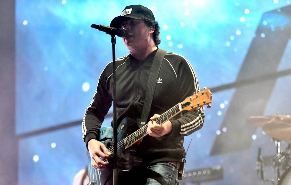 Watch Tom DeLonge join in viral singalong of Blink-182’s ‘I Miss You’ - www.nme.com