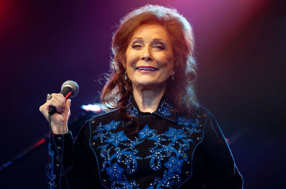 Loretta Lynn Pens Book About 'Big Sister' Patsy Cline, Talks Quarantined Life: 'Damnedest Thing I Ever Seen' - www.billboard.com - Nashville - Tennessee - county Mills