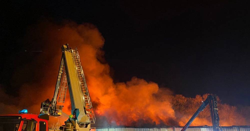 Dramatic scenes as fire breaks out at commercial property with plumes of smoke 'billowing' over Bolton - www.manchestereveningnews.co.uk - Manchester