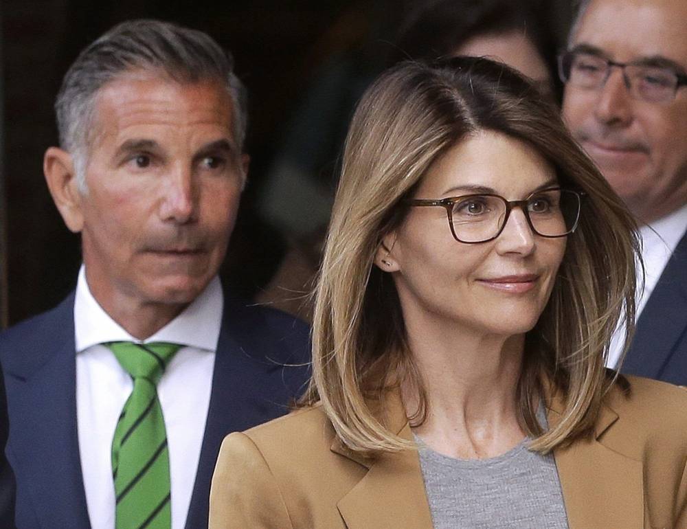 Rowing Photos Of Lori Loughlin’s Daughters Released As Part Of College Admission Scandal Investigation - etcanada.com
