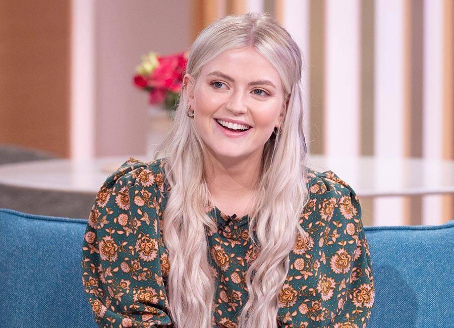 Corrie star Lucy Fallon debuts funky new hairstyle while in isolation - evoke.ie