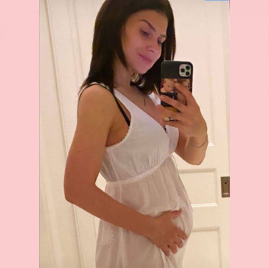 Hilaria Baldwin Cradles Her Growing Bump In New Selfie Days After Baby No. 5 Pregnancy Announcement! - perezhilton.com