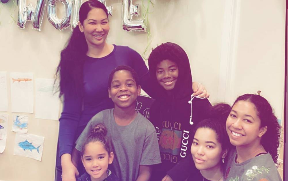 Kimora Lee Simmons Shares Family Photo with All Five Kids! - www.justjared.com