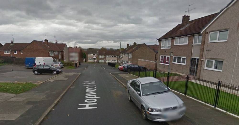 Man in hospital after escaping kitchen fire at flat in Middleton - www.manchestereveningnews.co.uk - Manchester