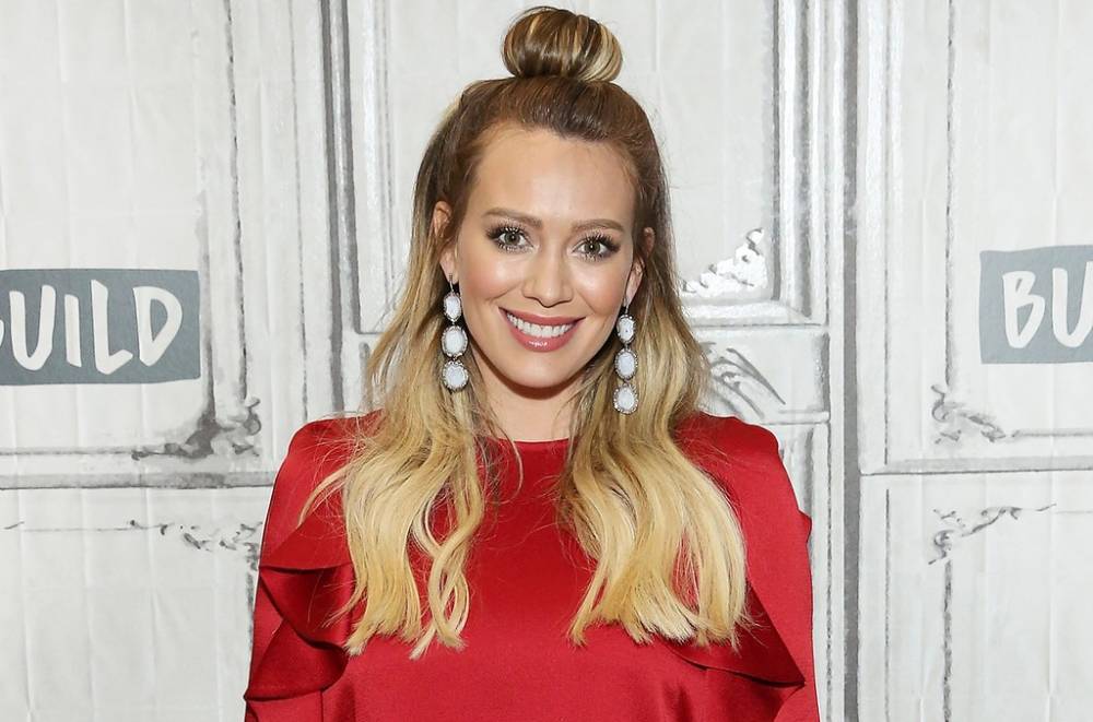 Hilary Duff Debuts a Colorful New Haircut While Social Distancing - www.billboard.com