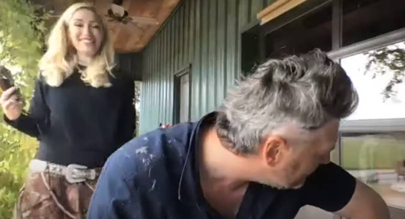 Gwen Stefani Attempts To Shave Jimmy Fallon’s Initials Into Blake Shelton’s Mullet - etcanada.com