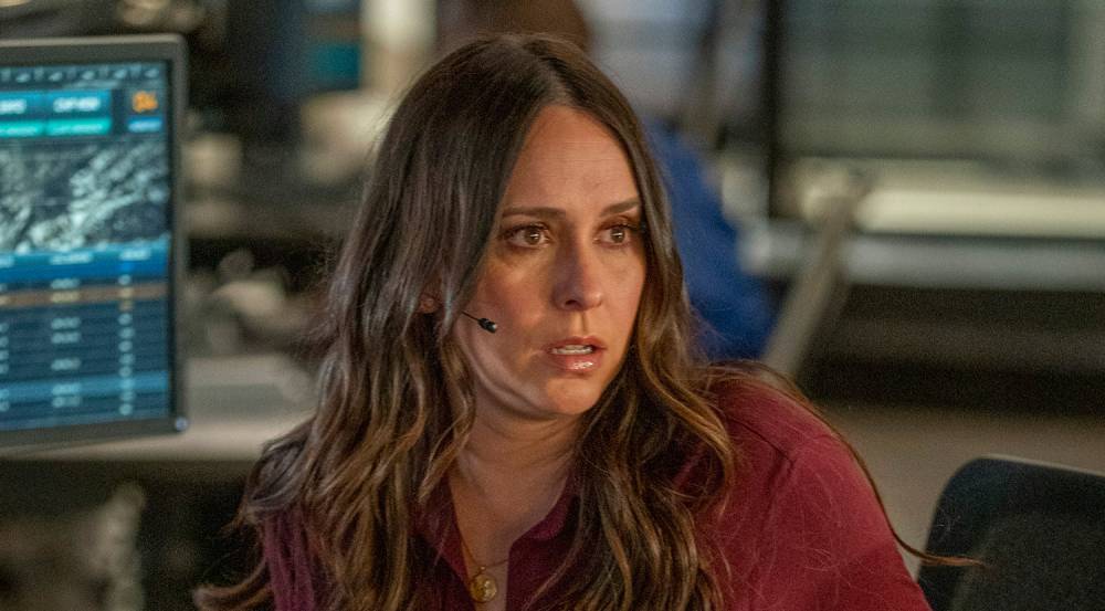 Jennifer Love Hewitt Teases What's to Come for Maddie & Chimney After the '9-1-1' Hostage Crisis Episode - www.justjared.com