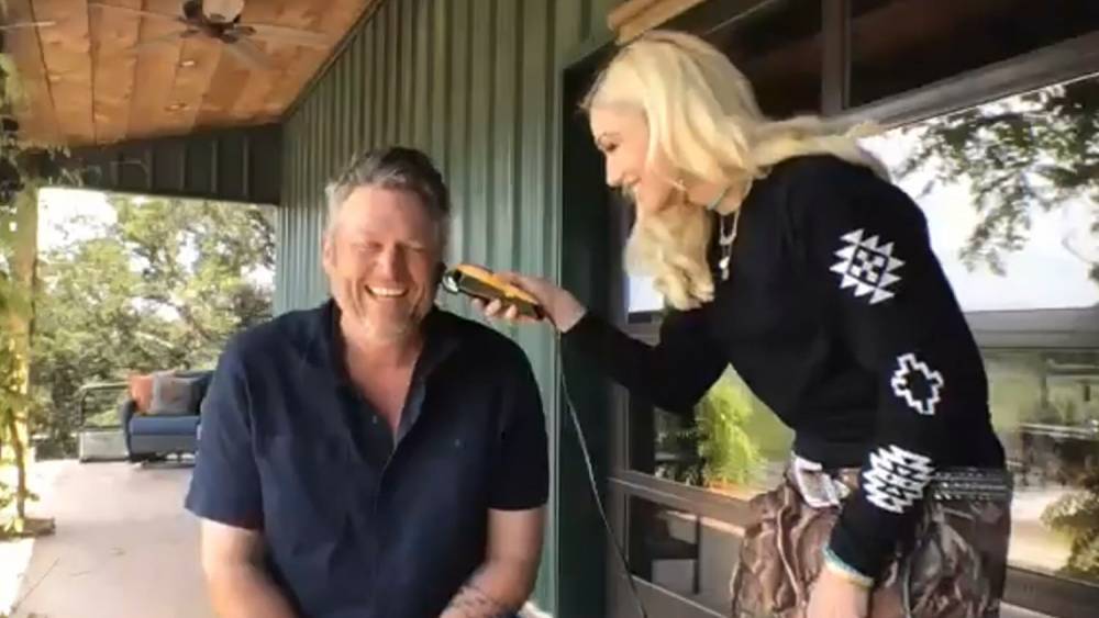 Watch Gwen Stefani Give Blake Shelton a Quarantine Haircut! - www.justjared.com