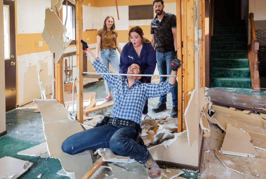 Melissa McCarthy To Give Family Members The Surprise Of Their Lives With Stunning Home Renovation - etcanada.com - Chicago - Canada