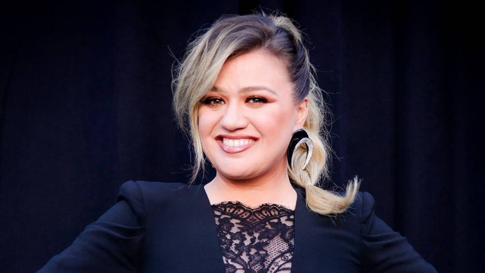 Kelly Clarkson's Daughter Tries Out Hosting With 'The River Rose Show' - www.etonline.com