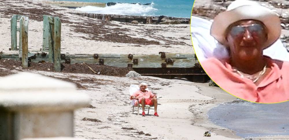 Rod Stewart Sits On a Beach All By Himself in Florida (Photos) - www.justjared.com - Florida - city West Palm Beach, state Florida - county Palm Beach