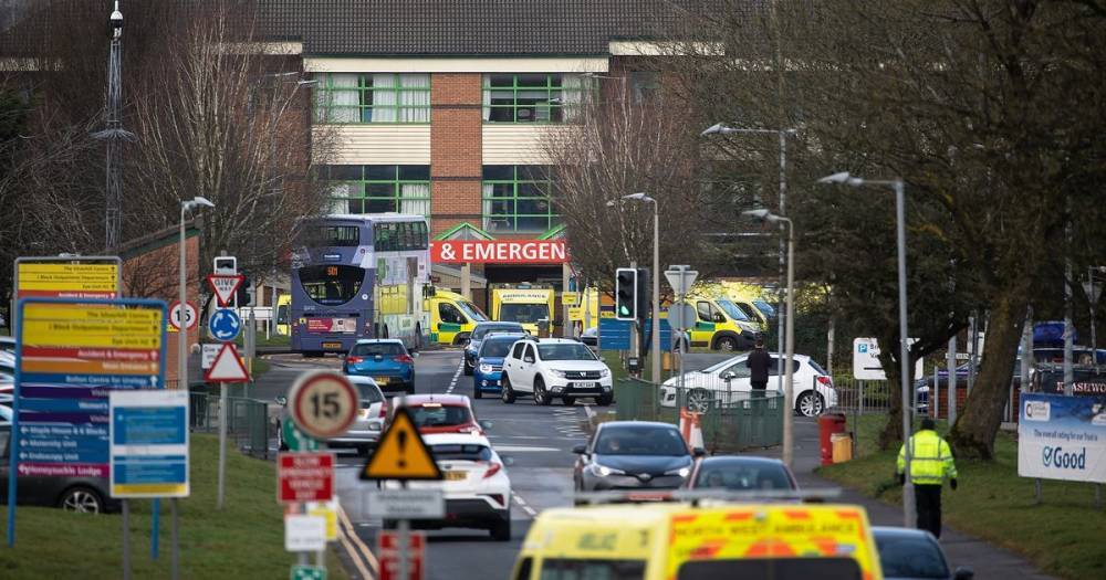 Health care worker dies at Royal Bolton Hospital after contracting coronavirus - www.manchestereveningnews.co.uk