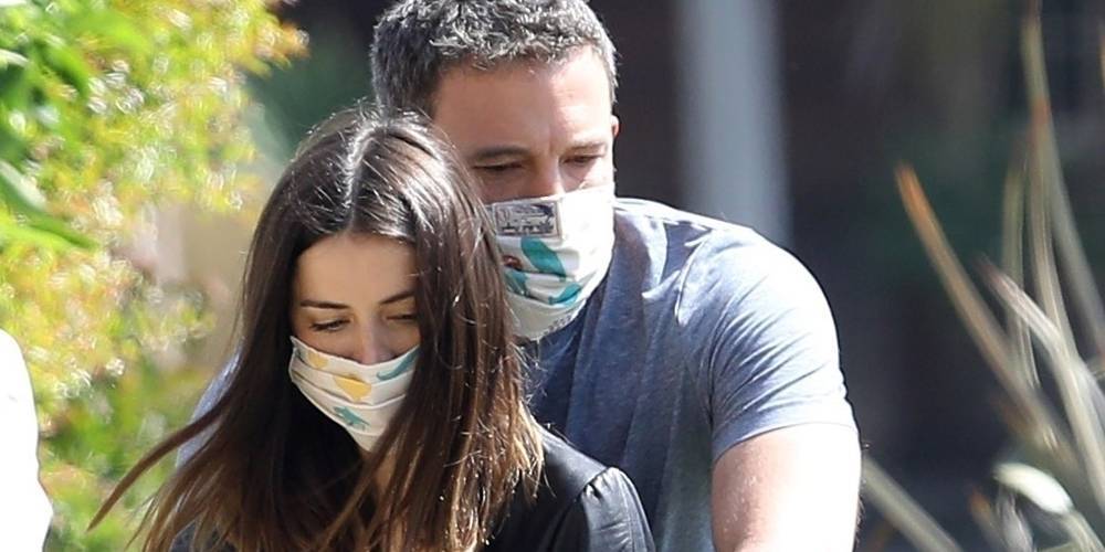 Ben Affleck & Ana de Armas Get Tangled Up While Walking Their Dogs in Masks Amid Pandemic - www.justjared.com - city Venice