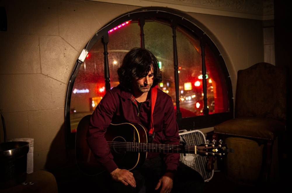 Pete Yorn Gives Sage Lessons About Love, 'The World' & Parenting for Billboard Live At-Home Concert - www.billboard.com