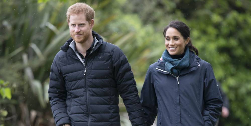 Meghan Markle and Prince Harry Spotted Walking Their Dogs While Wearing Face Masks in L.A. - www.harpersbazaar.com - Los Angeles - Los Angeles