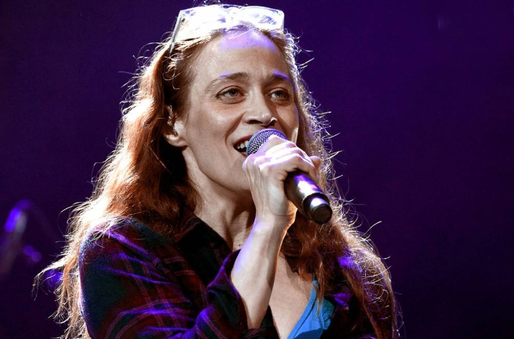 Fiona Apple Talks Secret Marriage, Anxiety, Friendship With Cara Delevingne & More - www.billboard.com