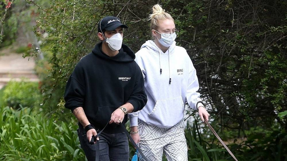 Joe Jonas & Sophie Turner Emerge from Quarantine for a Walk With the Dogs - www.justjared.com - Los Angeles