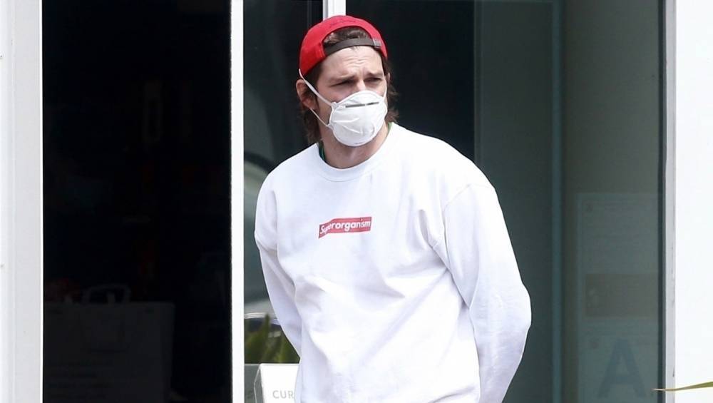 Ashton Kutcher Picks Up Food To-Go with His Family - www.justjared.com - Los Angeles