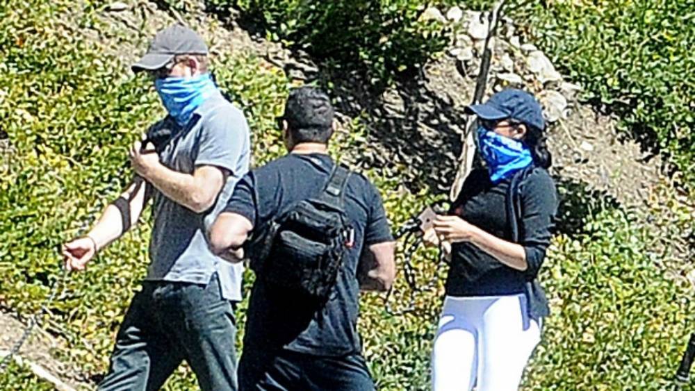 Prince Harry and Meghan Markle Wear Face Masks While Walking Their Dogs in L.A. - Pic - www.etonline.com - Los Angeles