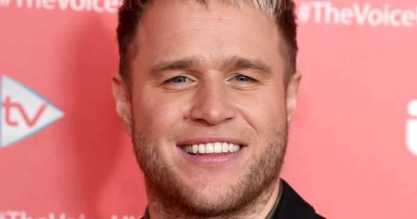 Olly Murs' girlfriend Amelia Tank shows off incredible strength by holding his entire bodyweight as he sips wine - www.msn.com
