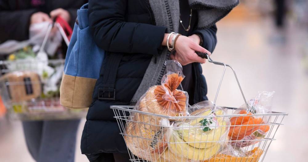 Latest advice on whether you need to sanitise food packaging after shopping - www.manchestereveningnews.co.uk - Britain